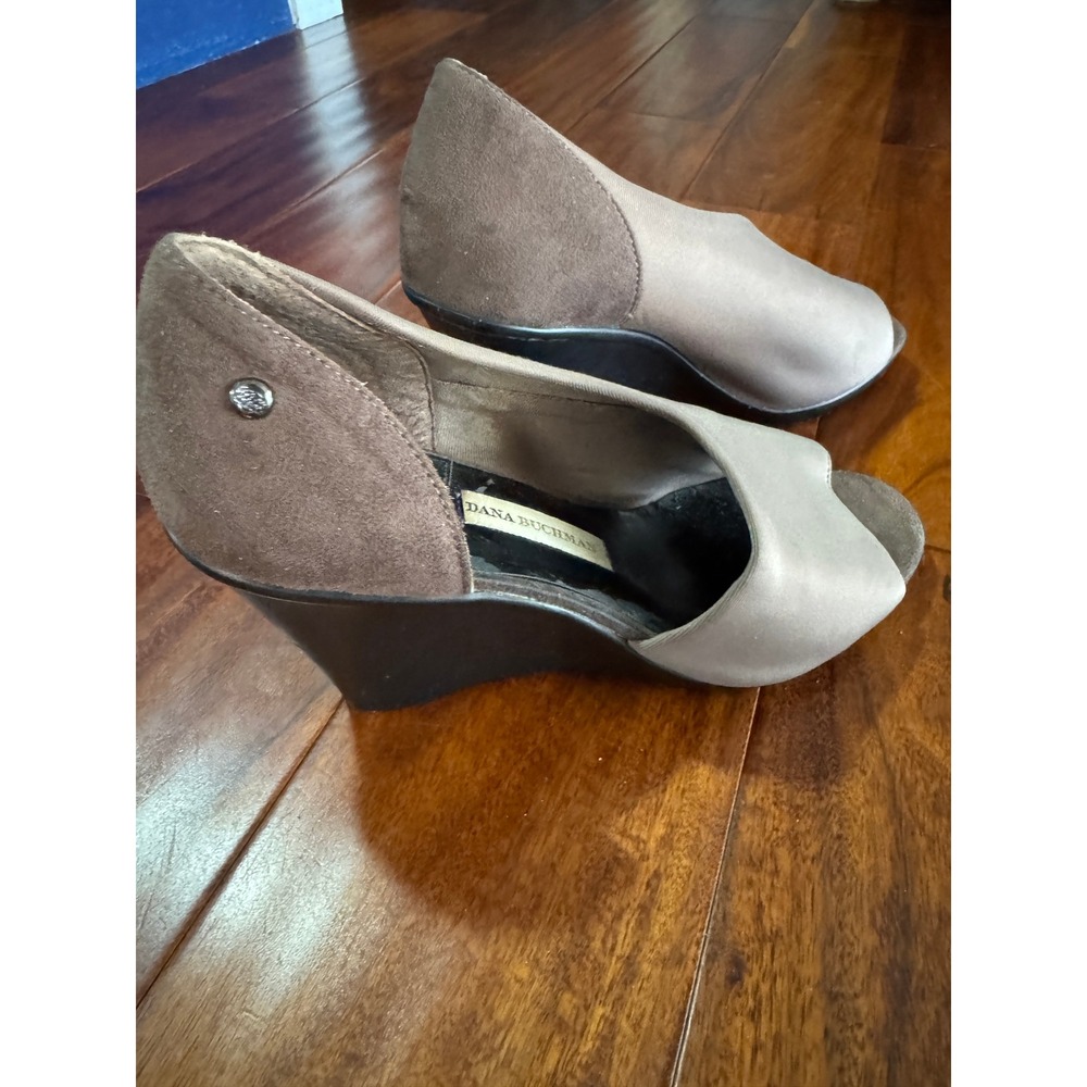 Dana Buchman Womens Peep Toe Wedge Heels Taupe Brown Suede Mixed Media Size 7.5